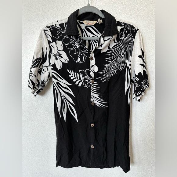 𝅺Sunny Island Hawaiian Beach Men shirt Size Small Black White 100% Rayon floral - Picture 1 of 8
